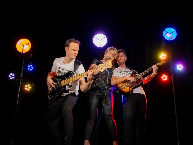 L’ambiance électrique d’un concert live en France qui chante